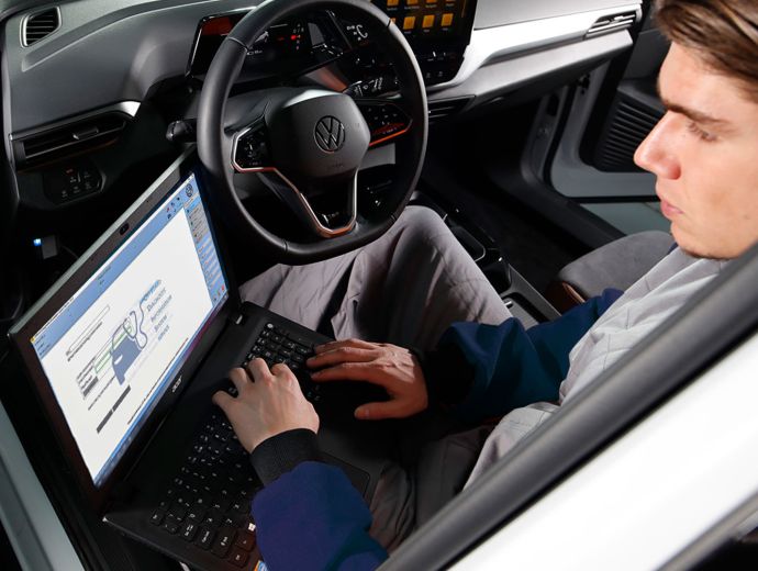 technicien travaillant sur une auto électrique