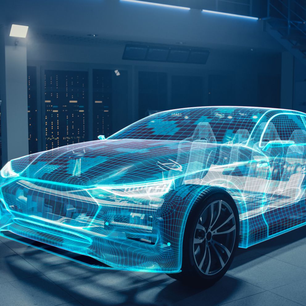 Un technicien regarde sa tablette et se tient à côté d'une voiture futuriste dans un garage.