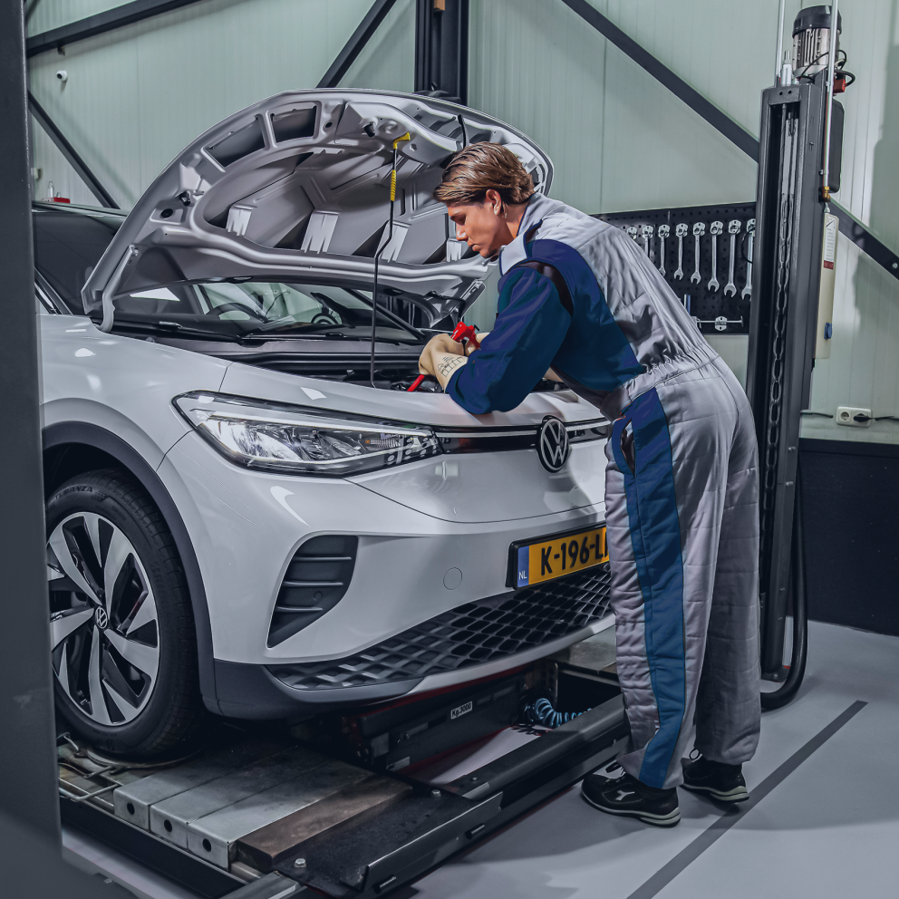 Technicien travaillant sur une auto électrique