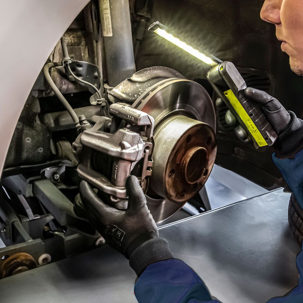 Technicien travaillant sur une auto électrique