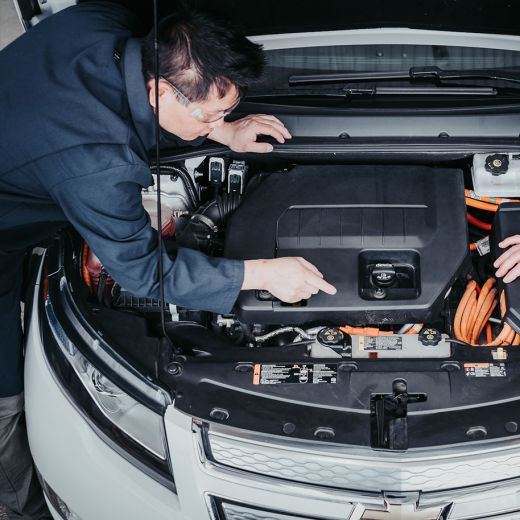 Technicien en formation véhicule électrique